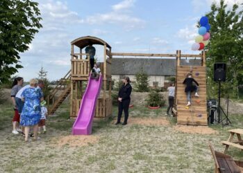 Drebulinės kaime atidaryta vaikų žaidimų aikštelė