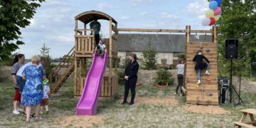Drebulinės kaime atidaryta vaikų žaidimų aikštelė