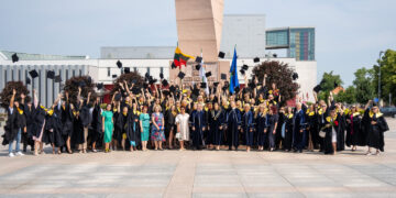 Aukštojo mokslo diplomai įteikti Marijampolės kolegijos absolventams