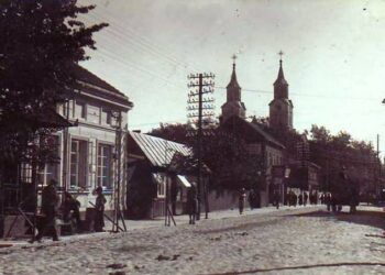 Baltas pastatas kairėje - Vilkaviškio m. savivaldybė Vytauto gatvėje tarpukariu