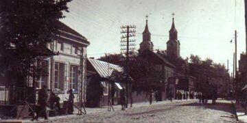 Baltas pastatas kairėje - Vilkaviškio m. savivaldybė Vytauto gatvėje tarpukariu