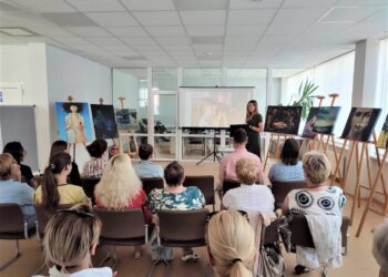 Draugystės bibliotekoje - Elanos Kalpokaitės meno darbų parodos „Teptuko viražai“ pristatymas