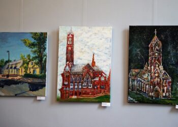 Meno mokyklos bendruomenė pristatė plenere „Marijampolė jaunimo akimis“ sukurtų darbų parodą