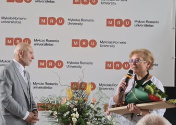 Pasveikintas MRU garbės profesorius Vytautas Šlapkauskas