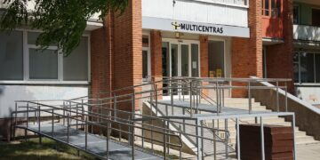 Prie Multicentro įrengtas pandusas ir automatinės durys