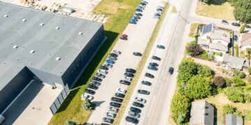 Prie verslo įmonių - atnaujintos automobilių stovėjimo aikštelės