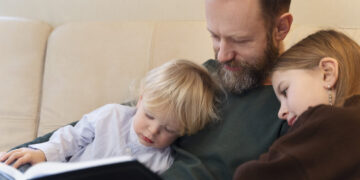 Tėtis skaito vaikams