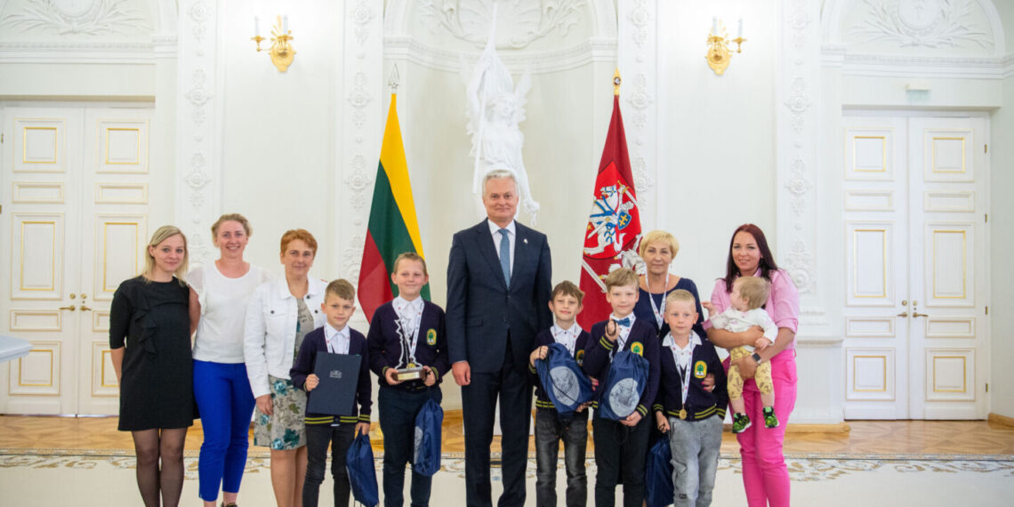 Prezidento taurės šachmatų turnyro nugalėtojai – Vilkaviškio „Ąžuolo“ progimnazijos komanda