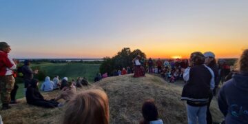 Saulės palydėjimas ant piliakalnio skambant kanklėms