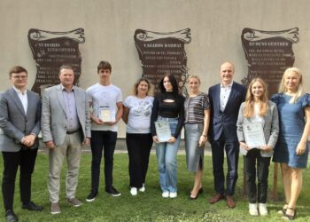 Kybartų Kristijono Donelaičio gimnazijoje padėkota geriausius rezultatus pasiekusiems šios mokyklos abiturientams