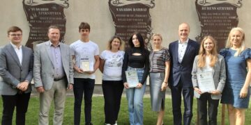 Kybartų Kristijono Donelaičio gimnazijoje padėkota geriausius rezultatus pasiekusiems šios mokyklos abiturientams