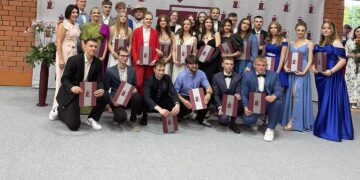 Šakių „Žiburio“ gimnazijos abiturientai šventė išleistuves