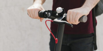 Elektriniu paspirtuku partrenka moteris