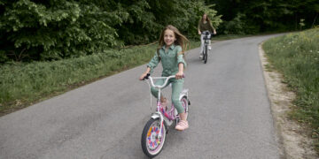 Vaikas važiuojantis dviračiu