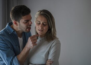 Smurtas artimoje aplinkoje