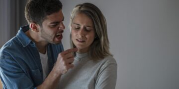 Smurtas artimoje aplinkoje