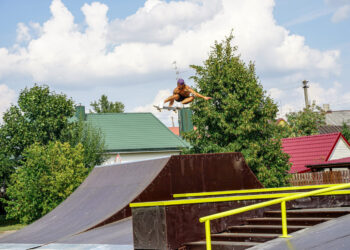 Marijampolėje atidarytas naujas riedlenčių parkas
