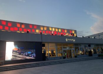 Kino teatras žavėjo neįprastu apšvietimu