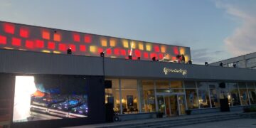 Kino teatras žavėjo neįprastu apšvietimu