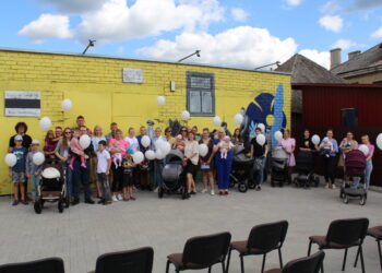 Įteikti „Camelia“ vaistinės dovanų čekiai šeimoms susilaukusioms naujagimių