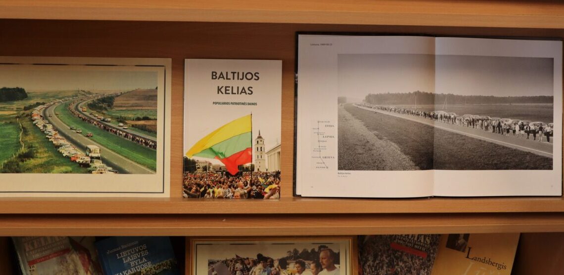 Jurgio Dovydaičio bibliotekoje - paroda „Baltijos kelias - tai mes!“