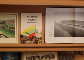 Jurgio Dovydaičio bibliotekoje - paroda „Baltijos kelias - tai mes!“