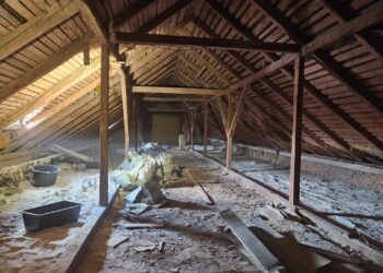 Šakių „Žiburio“ gimnazijoje pradėti stogo renovacijos darbai