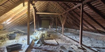 Šakių „Žiburio“ gimnazijoje pradėti stogo renovacijos darbai