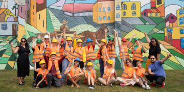 Marijampolė „pasileido plaukus“– spalvomis puošiasi 450 metrų ilgio kalėjimo siena