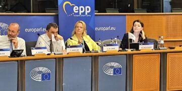 Monika Navickienė (dešinėje)