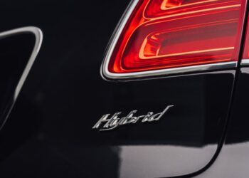 Hibridiniai automobiliai: dažniausiai girdimi mitai
