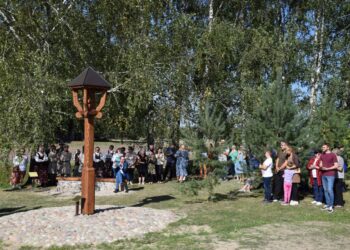 Opšrūtų kaime vyko Zitos Kelmickaitės atminimui skirto suoliuko atidengimas