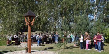 Opšrūtų kaime vyko Zitos Kelmickaitės atminimui skirto suoliuko atidengimas