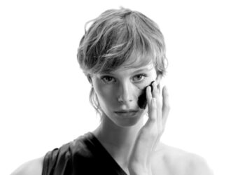 Šokiruojanti reklama siūlo rūšiuoti, kad „šiukšlių jaunystė“ nesitęstų amžinai