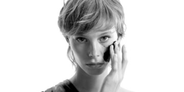 Šokiruojanti reklama siūlo rūšiuoti, kad „šiukšlių jaunystė“ nesitęstų amžinai