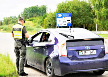 Ukrainietė nesitikėjo, kad pasieniečiai atskiria ne tik lietuviškų dokumentų klastotes