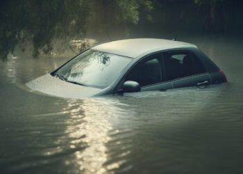 Automobilis rastas tvenkinyje