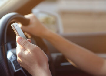 Vairuojant telefoną vis dar vairuoja daug piliečių