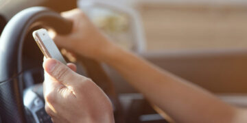 Vairuojant telefoną vis dar vairuoja daug piliečių