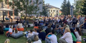 Pasiklausyti Aurimo Valujavičiaus susirinko sausakimšas Žinių kiemelis