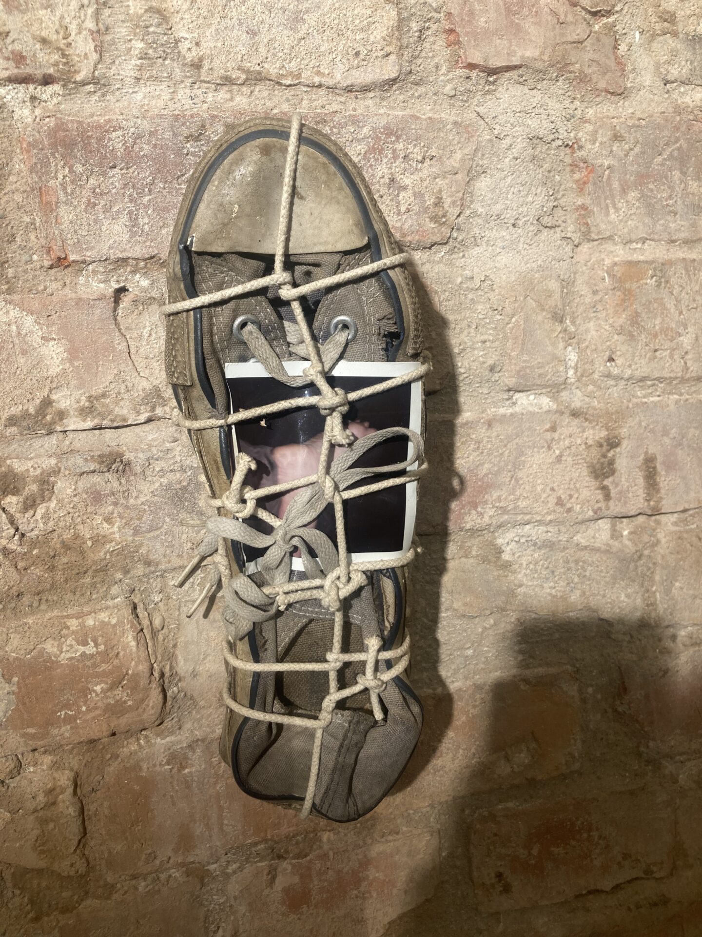 Vienas įdomiausių parodos „taškų“ - fotografija bate
