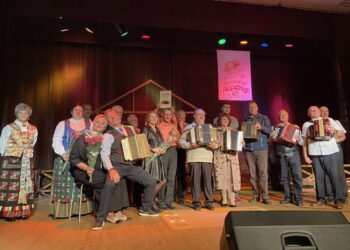 Armoniką tik paėmiau…