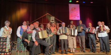 Armoniką tik paėmiau…