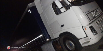 Marijampolės kriminalistai surengtos operacijos metu sulaikė užsienyje vogtus krovininius vilkikus ir jų priekabas