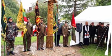 Pilviškiuose atidengtas koplytstulpis, skirtas Tauro apygardos vadui Antanui Baltūsiui-Žvejui atminti