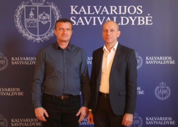 Nuotraukoje iš dešinės: Kalvarijos savivaldybės vicemeras Antanas Burinskas ir UAB „Kalvarijos komunalininkas“ direktorius Egidijus Guzavičius.