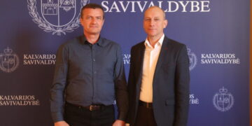 Nuotraukoje iš dešinės: Kalvarijos savivaldybės vicemeras Antanas Burinskas ir UAB „Kalvarijos komunalininkas“ direktorius Egidijus Guzavičius.