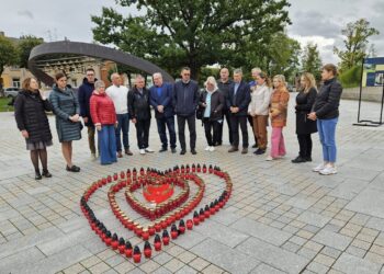 Šakių miesto skvere uždegtos žvakutės organų donorams pagerbti