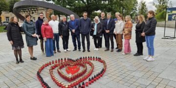 Šakių miesto skvere uždegtos žvakutės organų donorams pagerbti