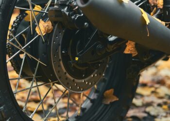 Motociklininko aprangos gidas rudeniui